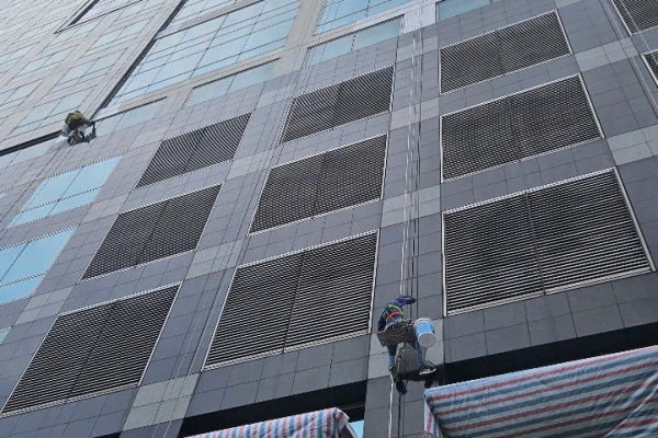 Tòa nhà Masteri thảo điền - Vệ sinh kính