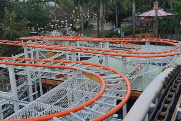 Sơn hệ thống đường ray tàu lượn CVVH Đầm Sen